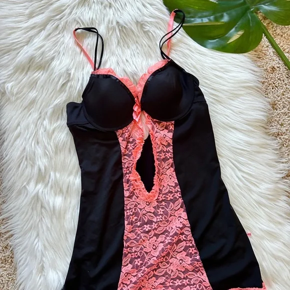 Sexy Black and Pink Lace Chemise - Picture 3 of 8